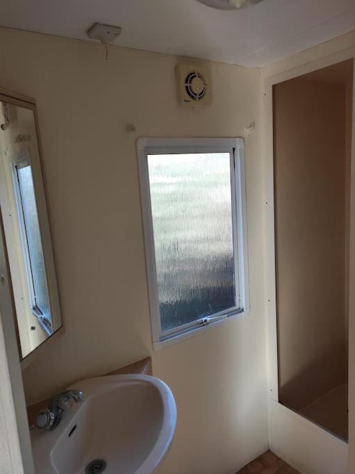 Mobil-Home Dans Un Beau Cadre A 15 Km Des Plages. Lunel  Buitenkant foto
